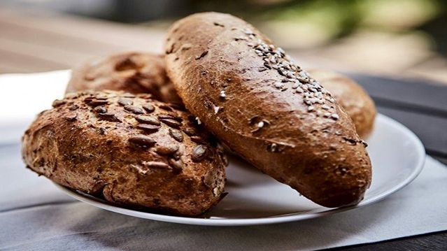 Auswahl an Körnerbrötchen auf einem Teller