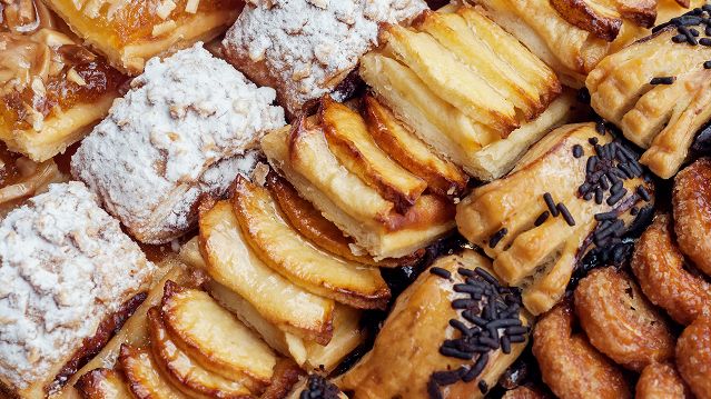 Gemischtes Gebäck mit Puderzucker und Schokolade