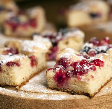 Stück Kuchen und Torten mit Obst und Puderzucker